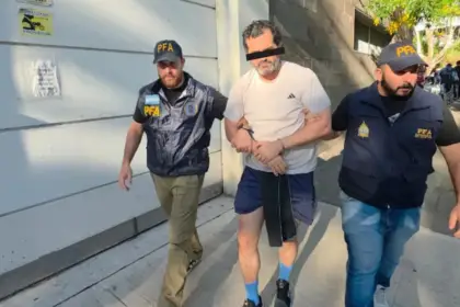 Detienen en Argentina al contralmirante Fernando Farías Laguna, acusado de liderar una red de huachicol fiscal en México.