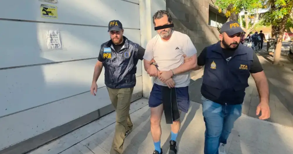 Detienen en Argentina al contralmirante Fernando Farías Laguna, acusado de liderar una red de huachicol fiscal en México.